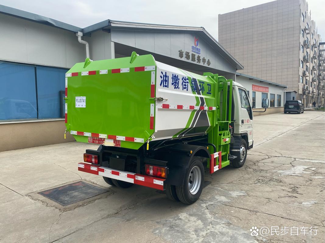 掛桶式垃圾車，高效便捷的城市環(huán)衛(wèi)解決方案